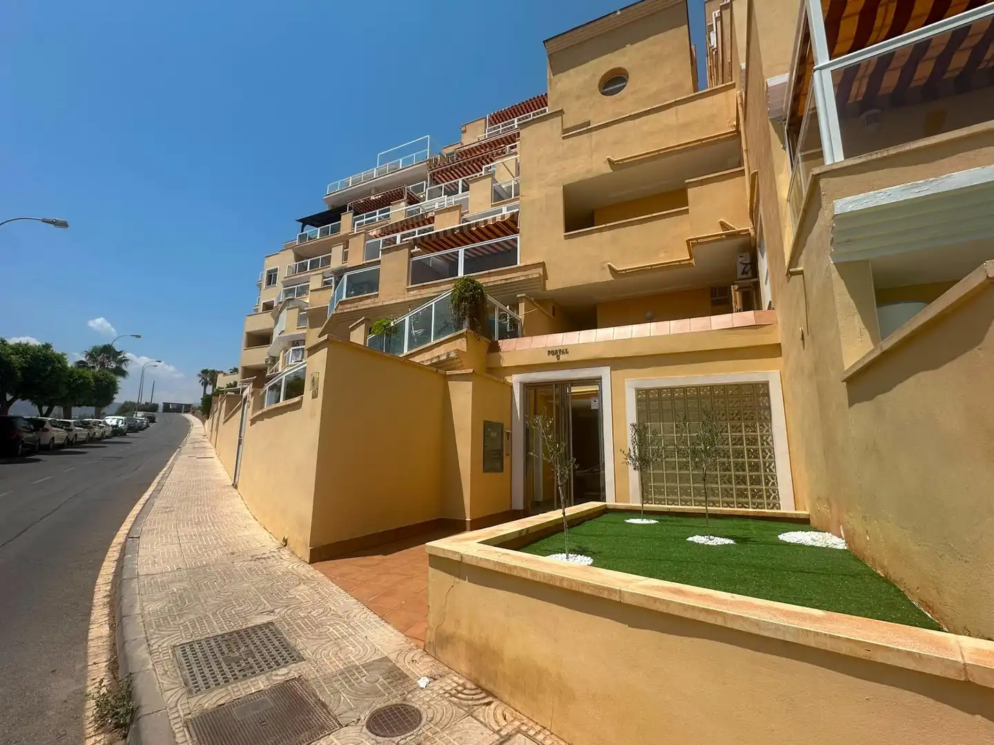 Vista exterior de Pis en venda en Roquetas de Mar amb Aire condicionat i Terrassa