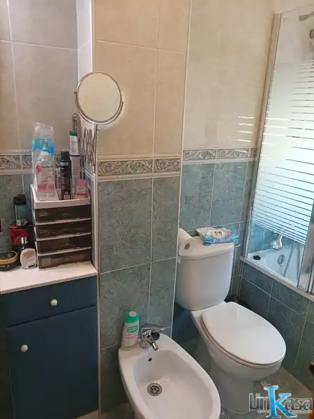 Bany de Casa adosada en venda en Linares amb Calefacció, Traster i Piscina
