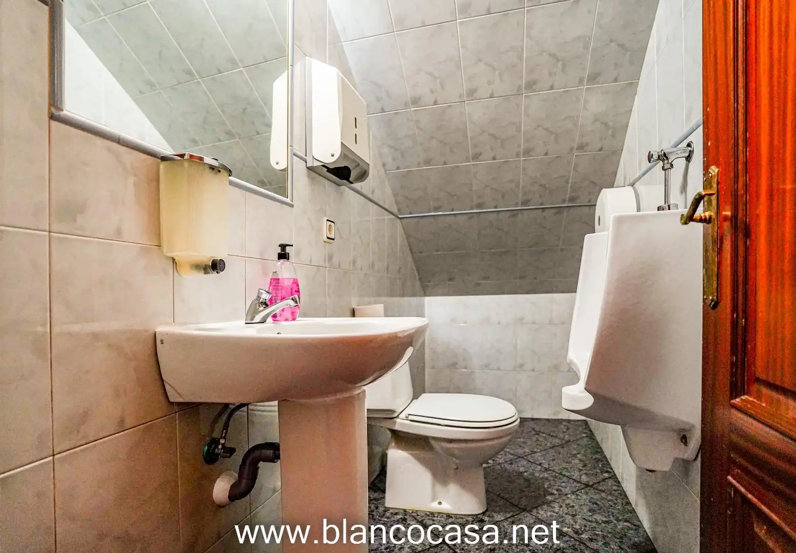 Bathroom of Commercial properties for rent in A Laracha    with Furnished