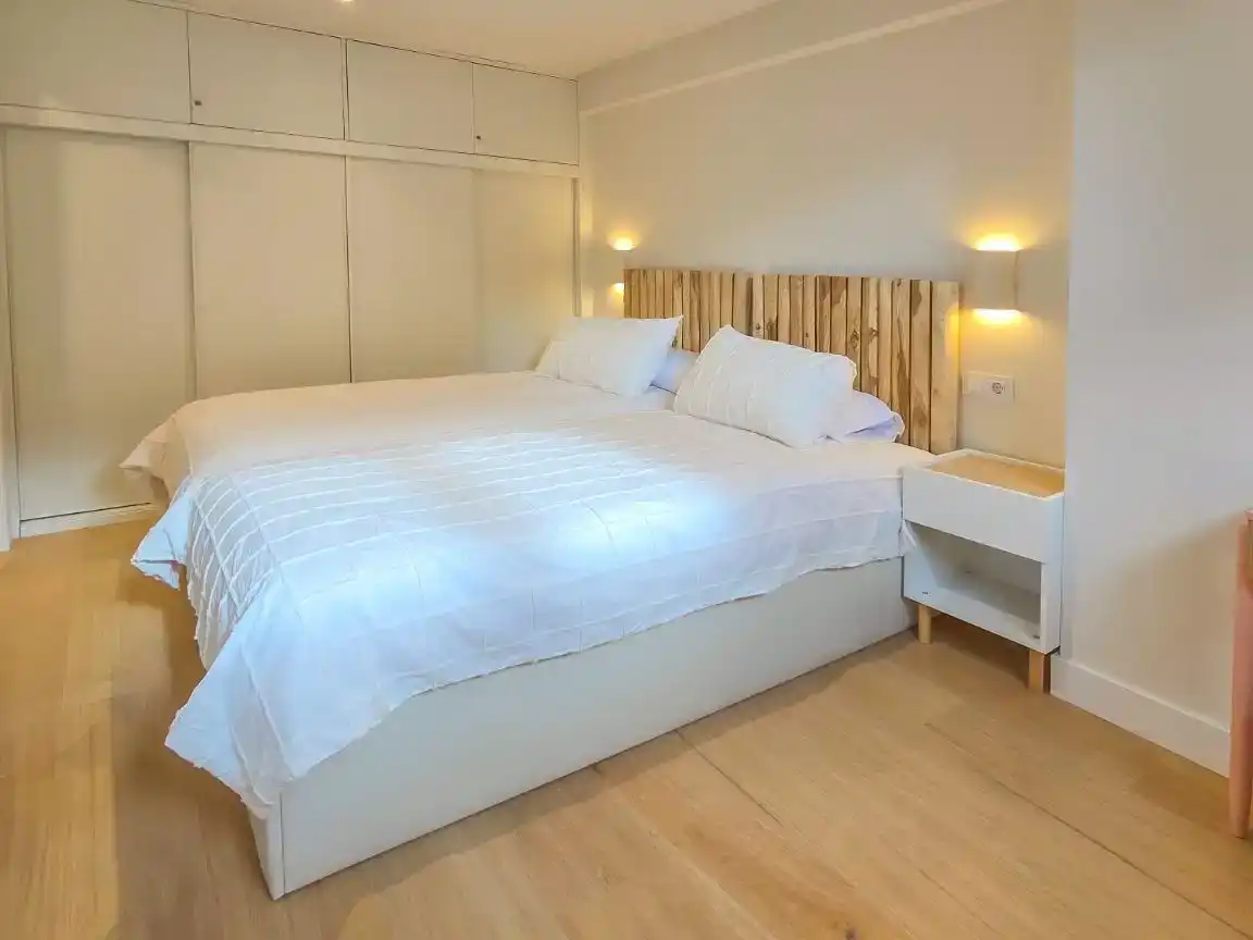 Dormitori de Apartament de lloguer en Suances amb Moblat i Balcó