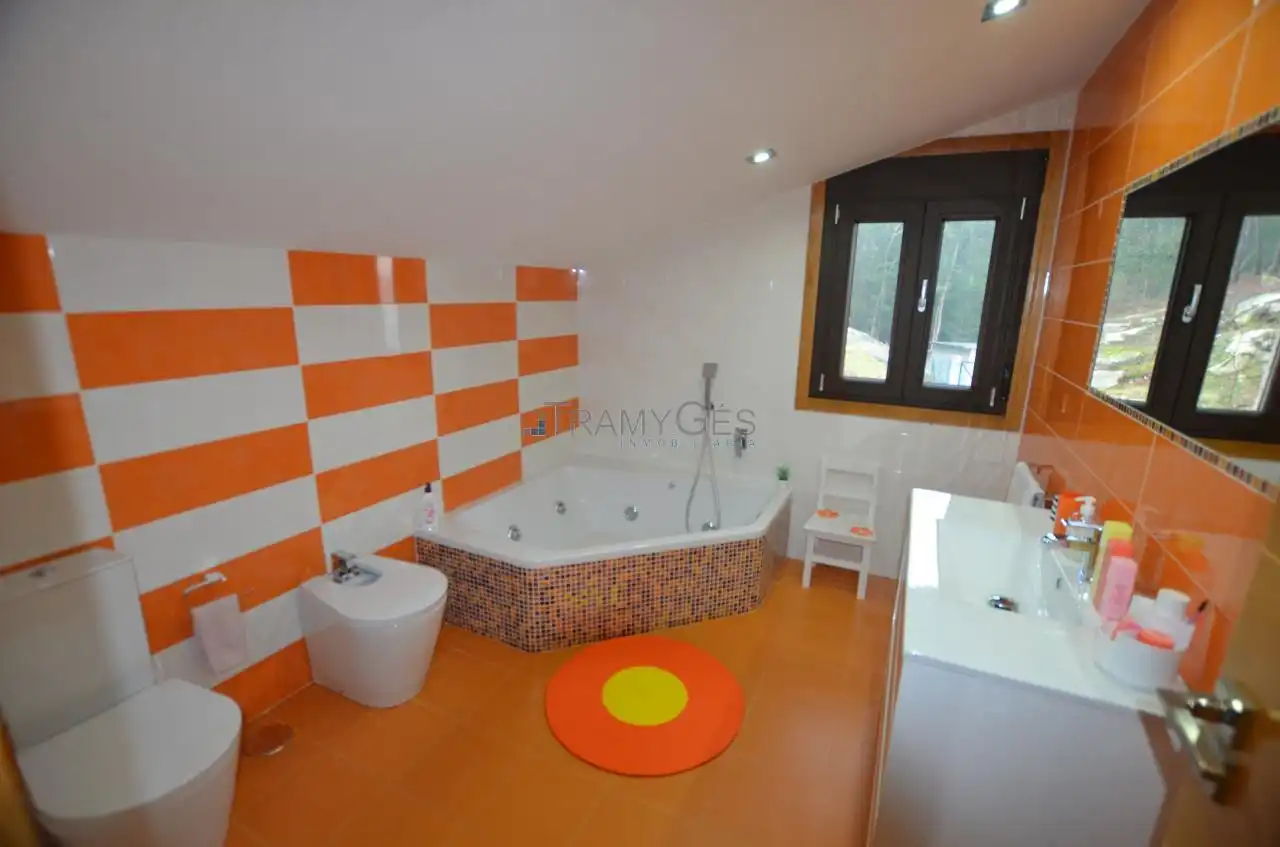 Baño de Casa o chalet en venta en Tui con Calefacción, Jardín privado y Terraza