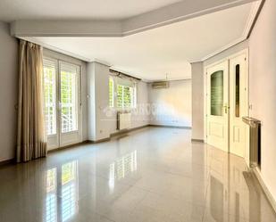 Exterior view of Single-family semi-detached for sale in  Madrid Capital  with Air Conditioner and Terrace