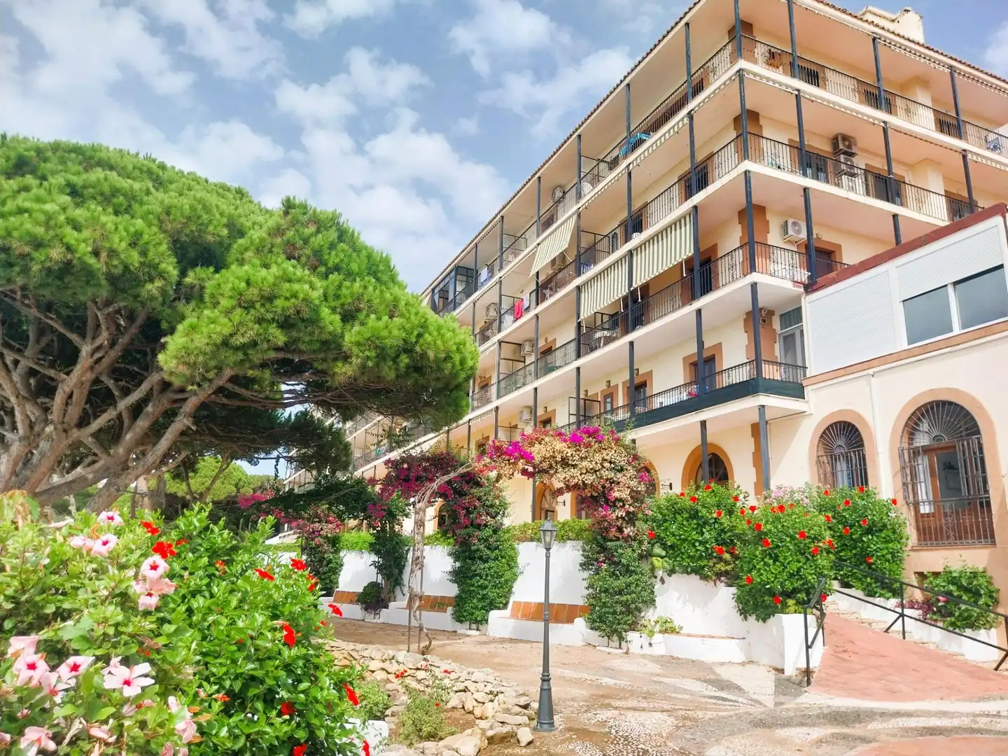Vista exterior de Apartament de lloguer en Mijas amb Jardí privat, Terrassa i Balcó