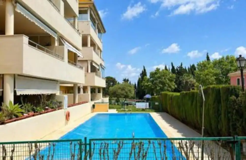 Vista exterior de Planta baixa de lloguer en Marbella amb Aire condicionat, Terrassa i Piscina