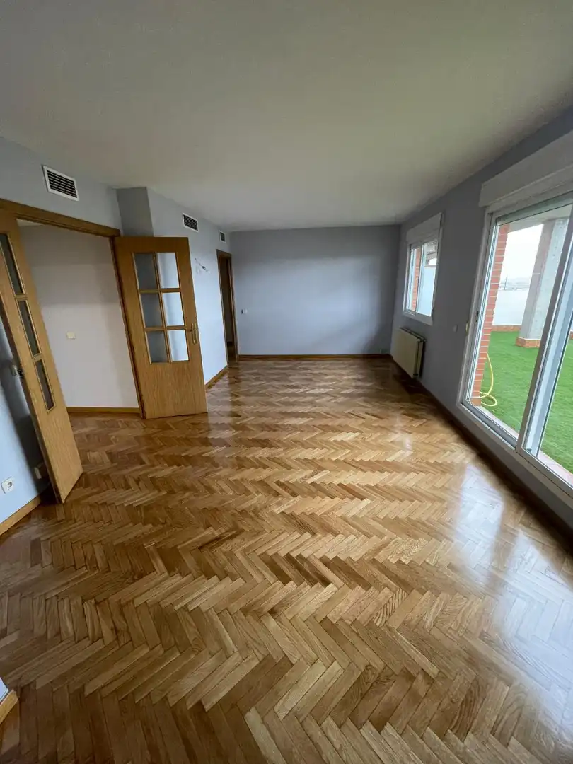 Habitación de Ático de alquiler en Madrid con Aire acondicionado, Calefacción y Jardín privado
