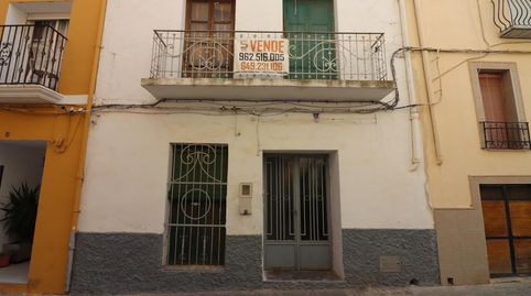 Casa de pueblo a reformar, cuenta con 228 m2 distribuidos en:
Planta baja de 79 m2: salón comedor con chimenea, cocina, baño, dos