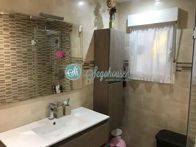 Bathroom of Flat for sale in Segovia  with Heating, Storage room and Furnished