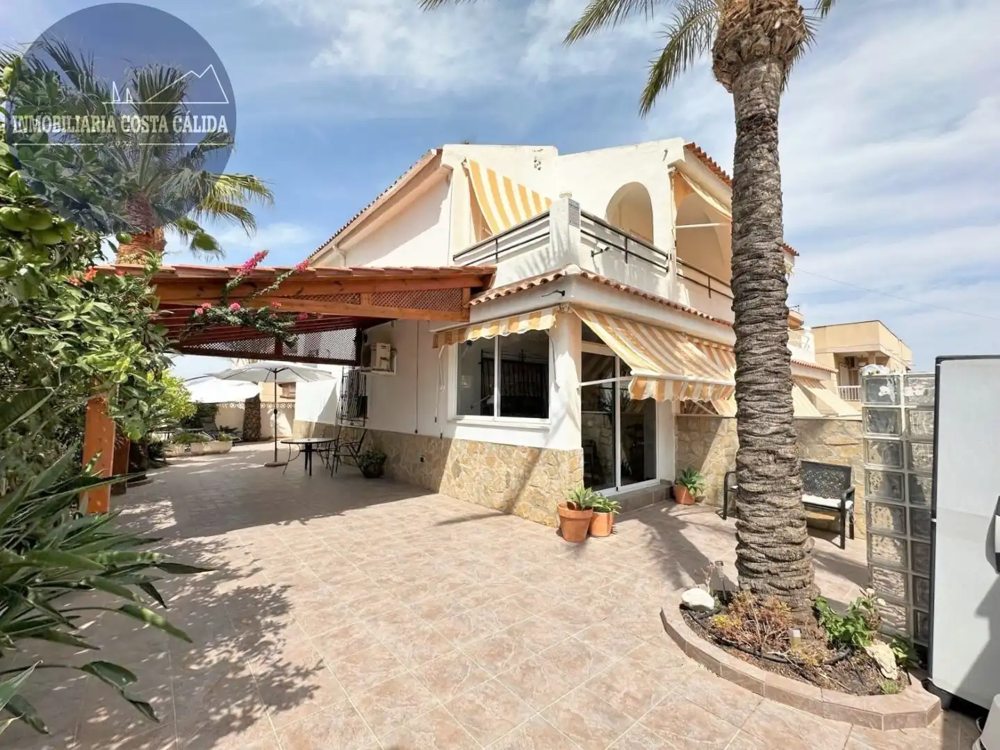Casa aparellada amb terrassa en venda a Calle Romero 22