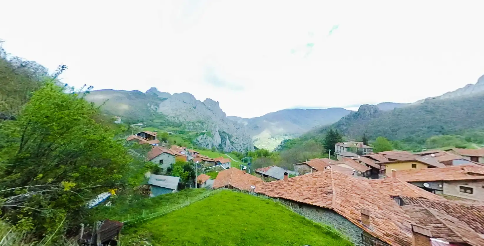 Vista exterior de Casa adosada en venta en Vega de Liébana con Terraza, Trastero y Balcón