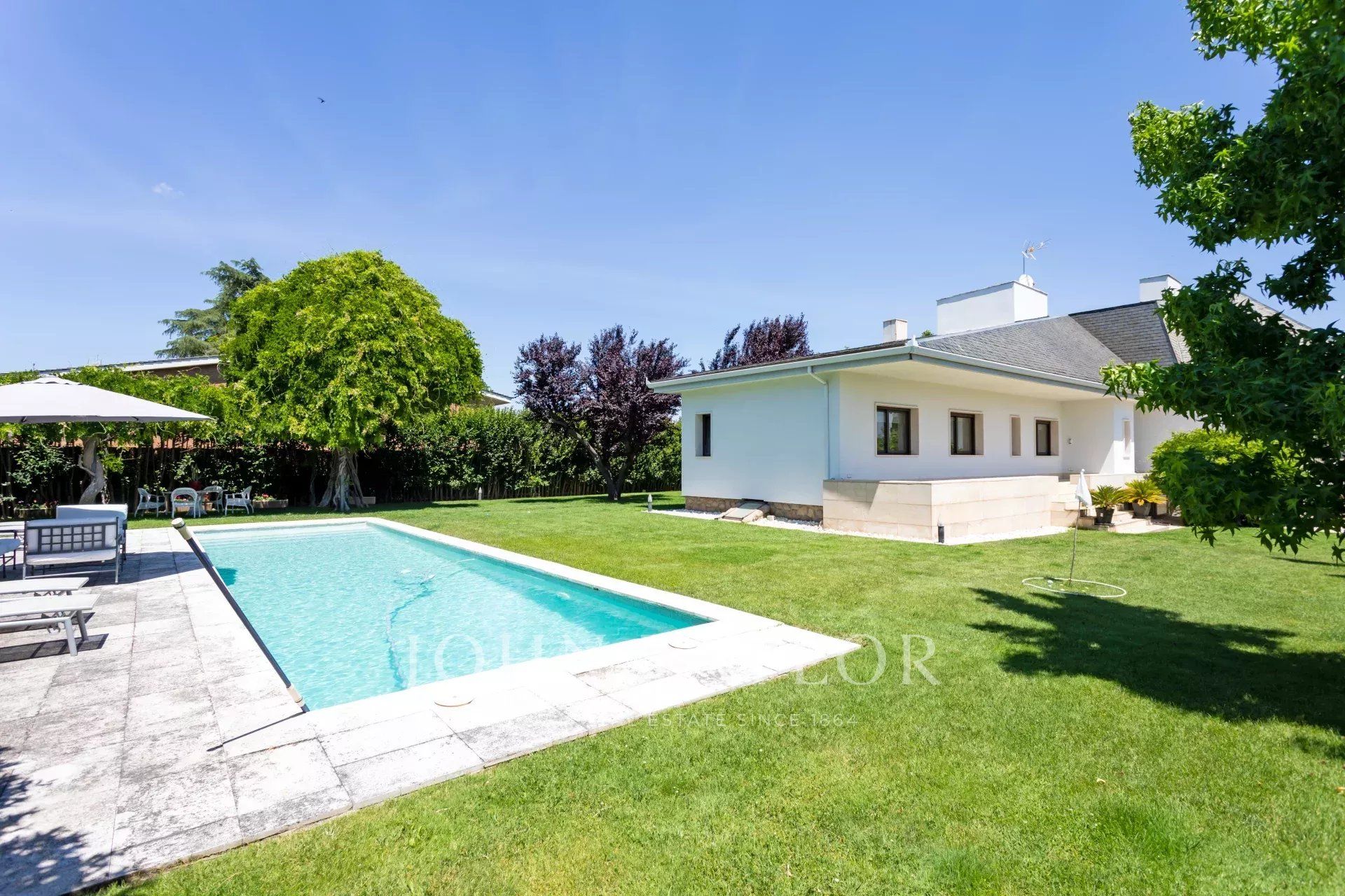 Exterior view of House or chalet for sale in Majadahonda  with Air Conditioner, Heating and Swimming Pool
