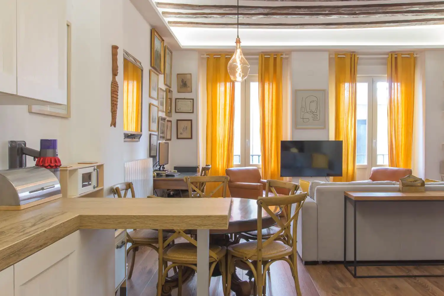 Sala d'estar de Pis en venda en  Pamplona / Iruña amb Calefacció, Moblat i Balcó