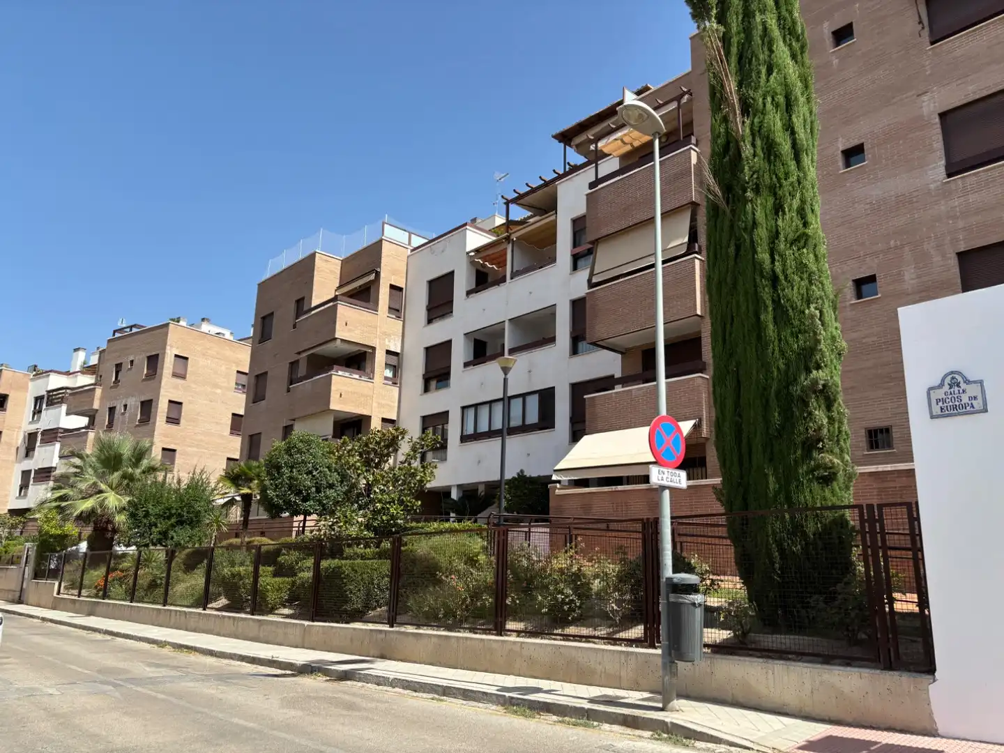 Exterior view of Flat for sale in  Granada Capital  with Air Conditioner, Terrace and Swimming Pool