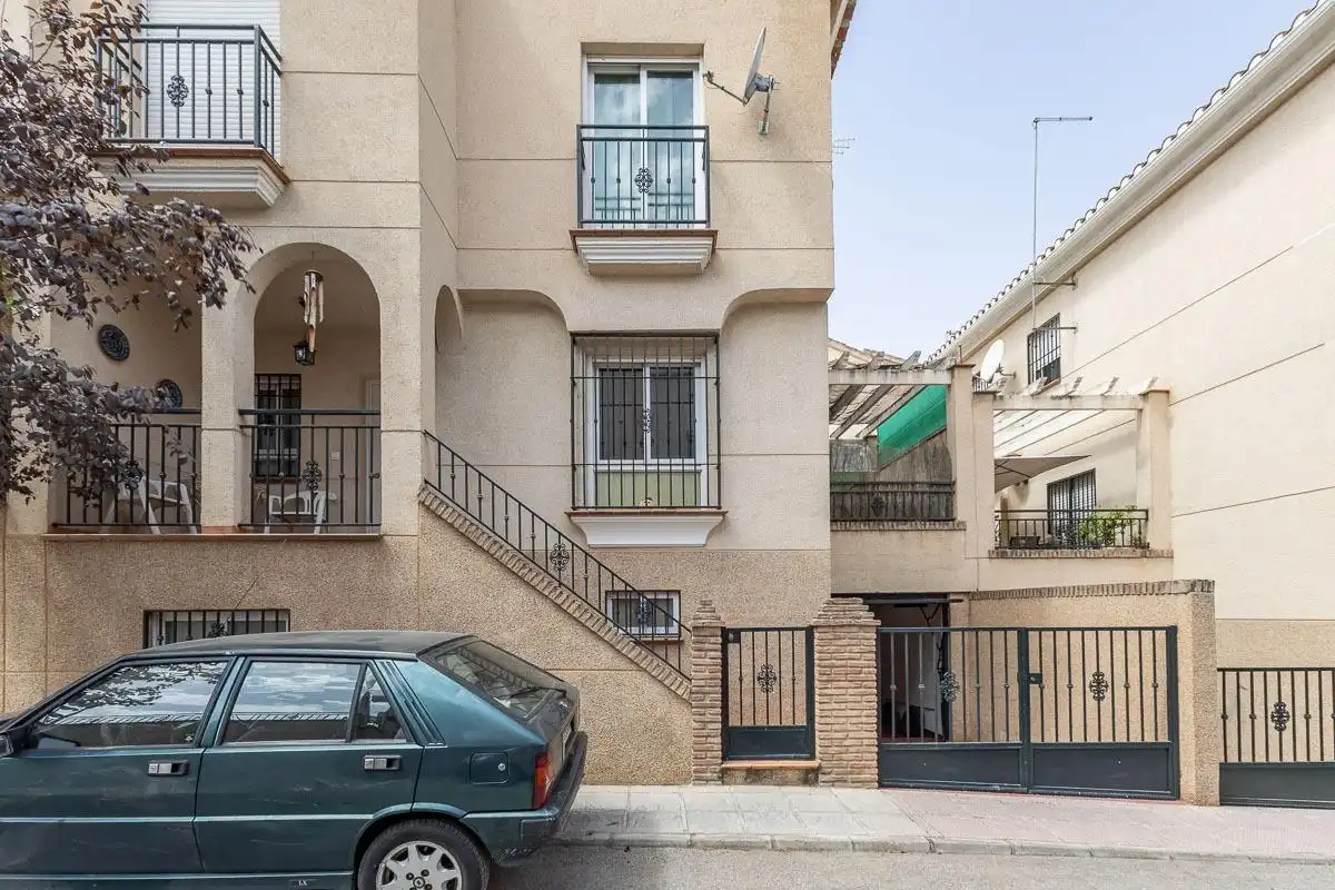 Vista exterior de Casa adosada en venta en Alhendín con Calefacción, Terraza y Balcón