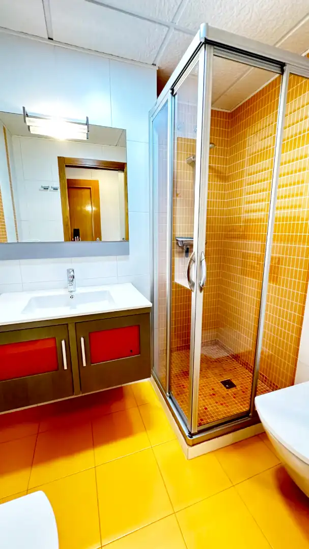 Baño de Apartamento de alquiler en Gandia con Aire acondicionado, Calefacción y Terraza