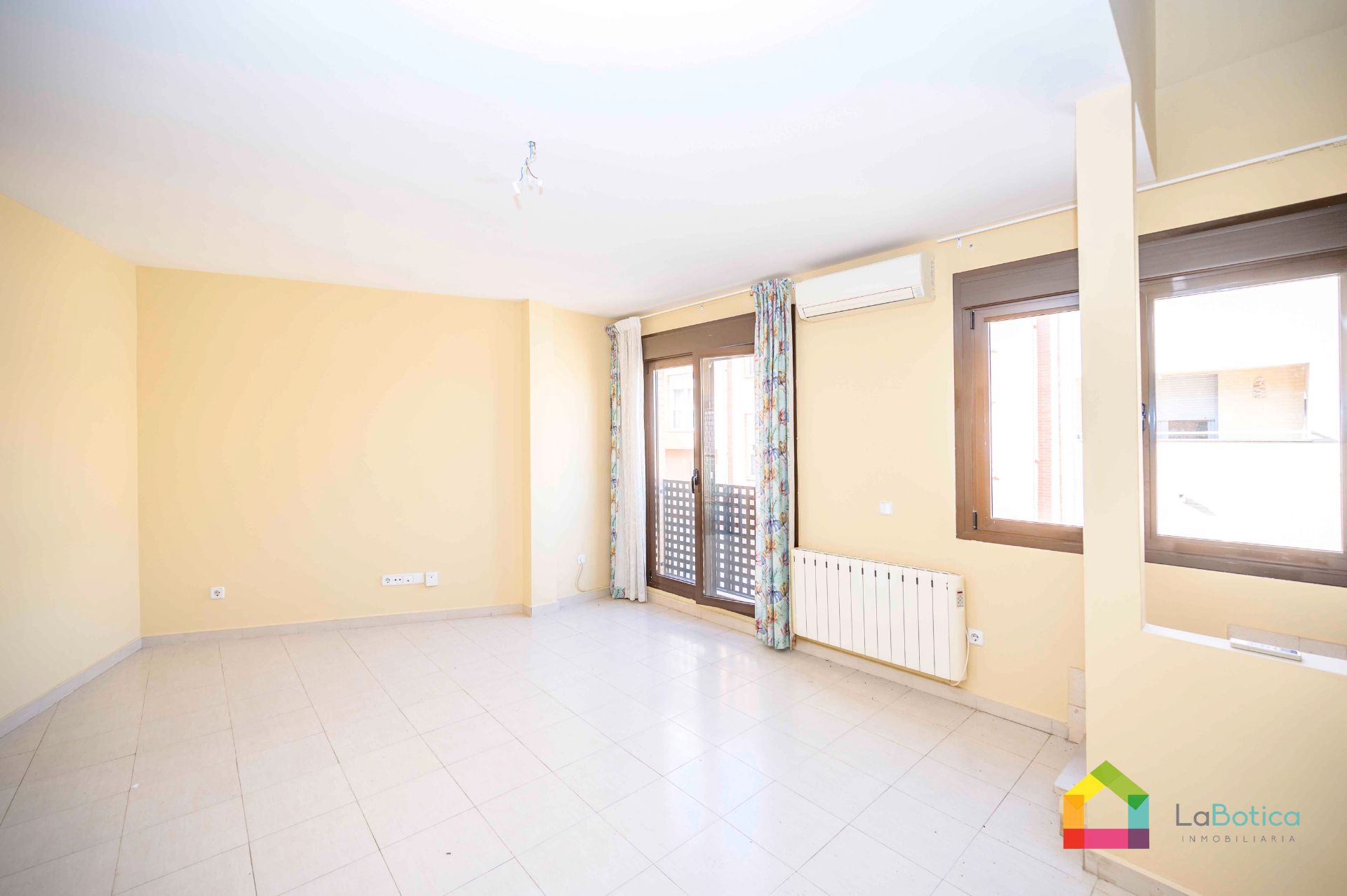 Sala d'estar de Dúplex en venda en  Toledo Capital amb Aire condicionat i Calefacció