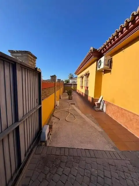 Vista exterior de Casa o xalet en venda en Chiclana de la Frontera amb Jardí privat i Terrassa