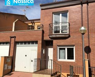 Vista exterior de Casa adosada en venda en Rincón de Soto amb Terrassa