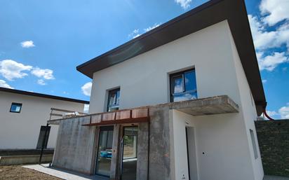 Außenansicht von Einfamilien-Reihenhaus zum verkauf in Leaburu mit Terrasse und Balkon