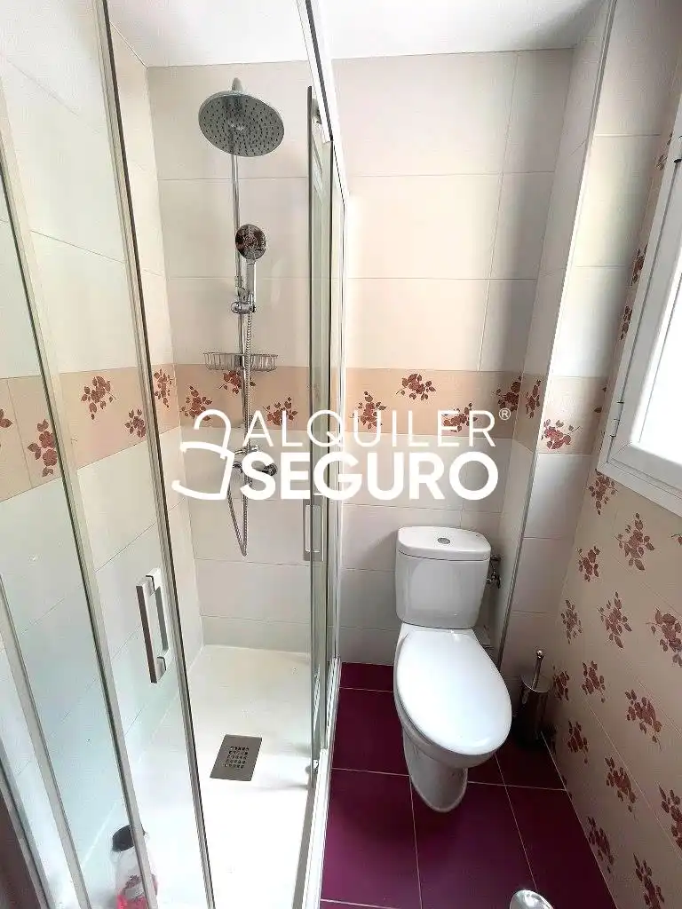Badezimmer von Wohnung zur Miete in Madrid mit Klimaanlage, Heizung und Terrasse
