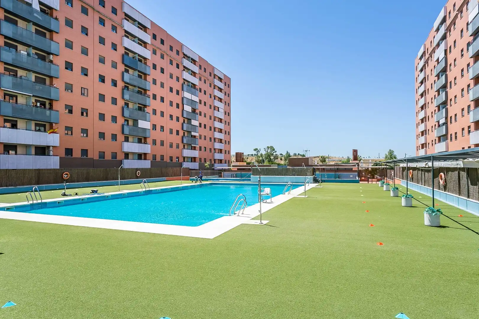 Schwimmbecken von Wohnung zum Verkauf in Dos Hermanas mit Klimaanlage, Terrasse und Abstellraum