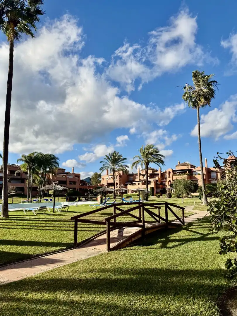 Vista exterior de Àtic en venda en Estepona amb Aire condicionat, Terrassa i Traster