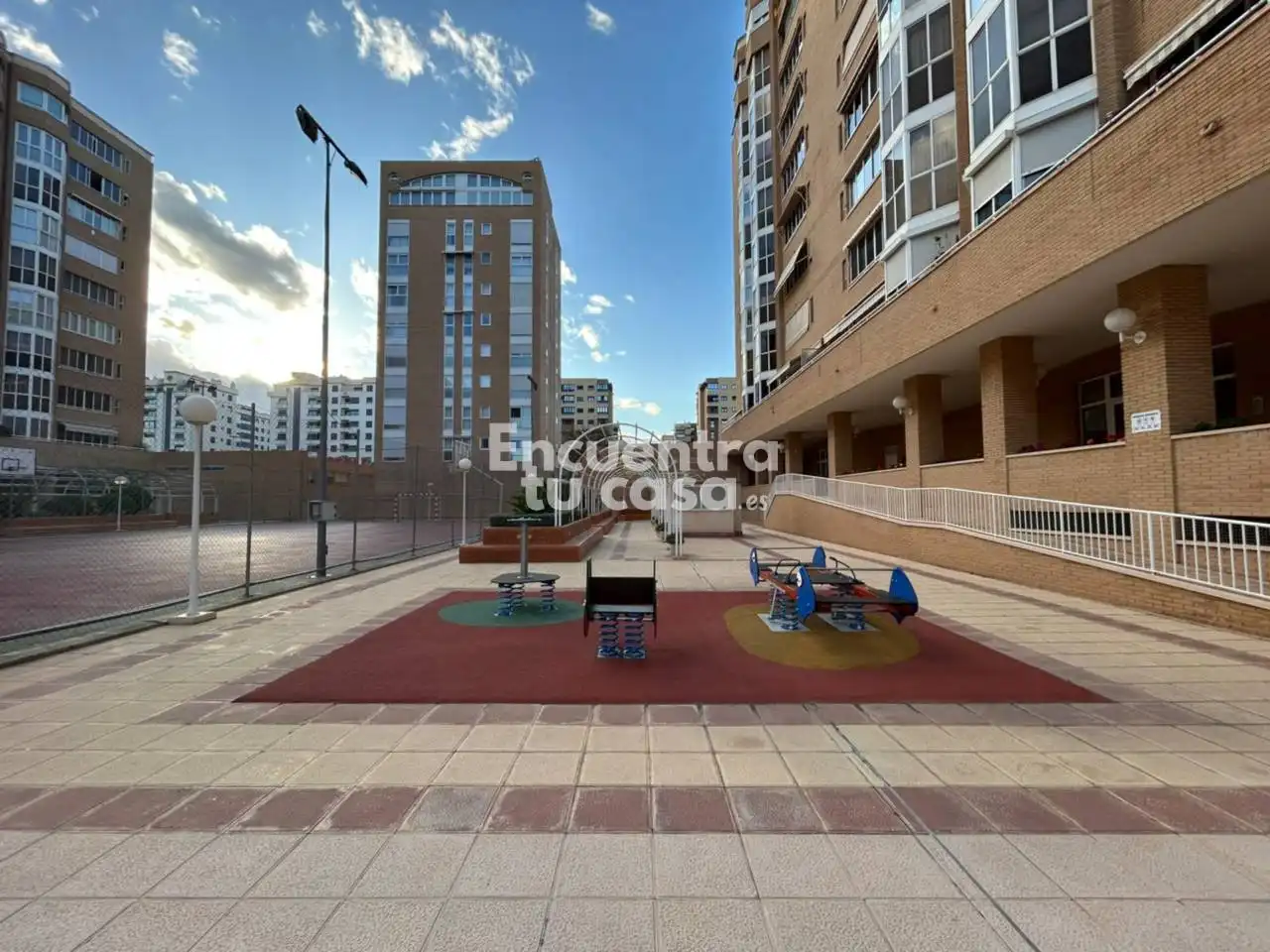 Vista exterior de Pis en venda en Alicante / Alacant amb Terrassa, Traster i Piscina comunitària