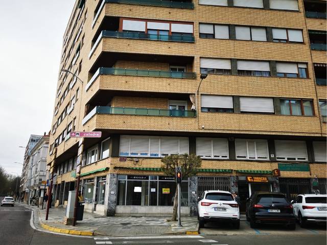 Local comercial en Alquiler en AV CASTILLA en Centro