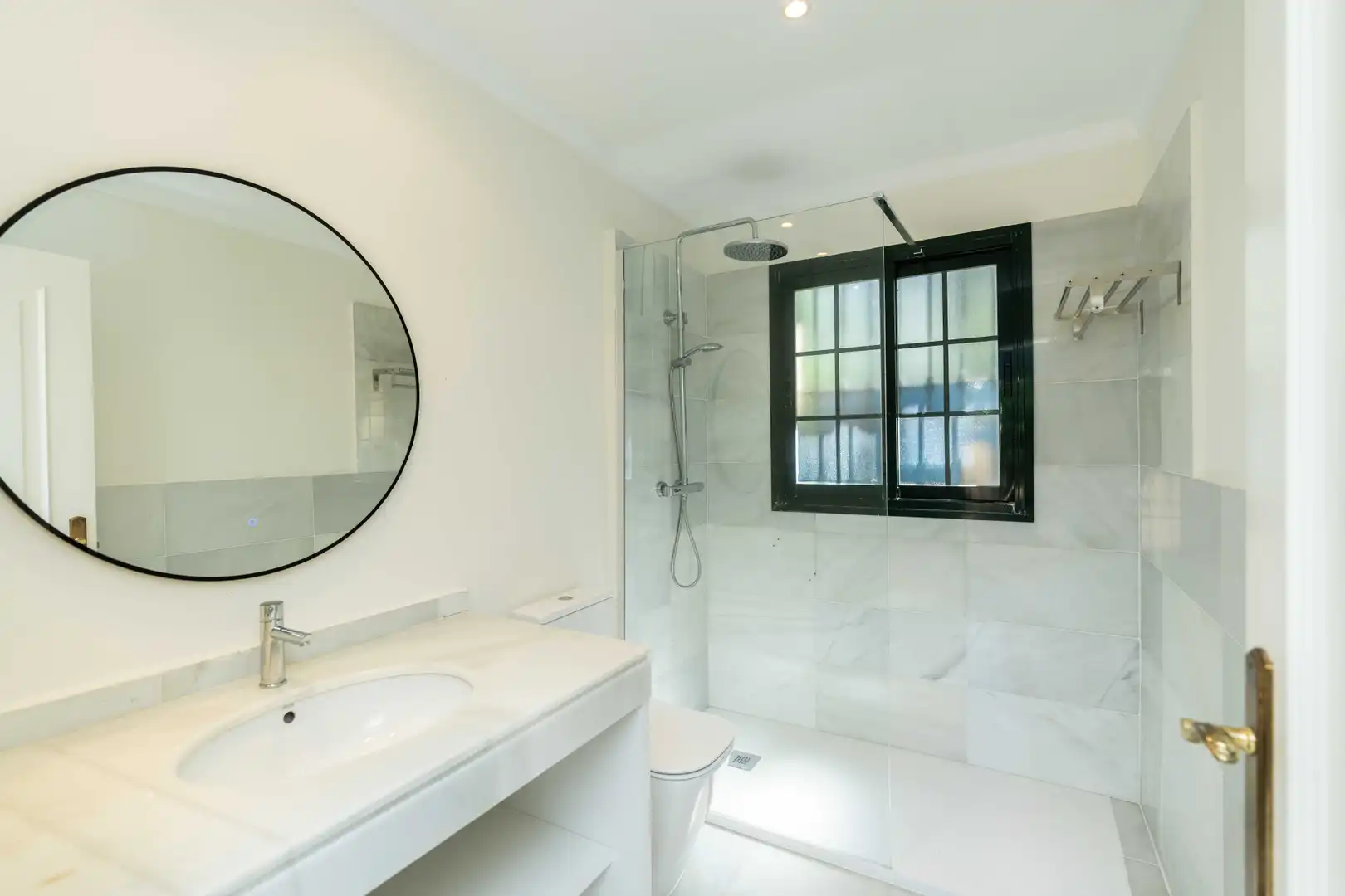 Bany de Casa o xalet en venda en Marbella amb Aire condicionat, Jardí privat i Terrassa