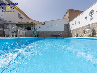 Xalet amb piscina en venda a Calle HUELVA 3