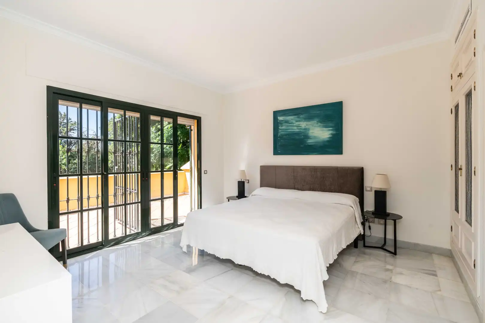 Dormitori de Casa o xalet en venda en Marbella amb Aire condicionat, Jardí privat i Terrassa