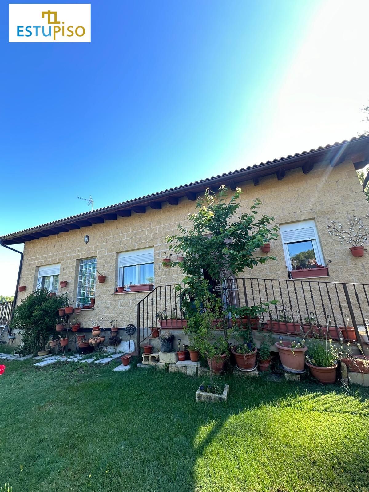 Vista exterior de Casa o xalet en venda en Villasabariego amb Alarma