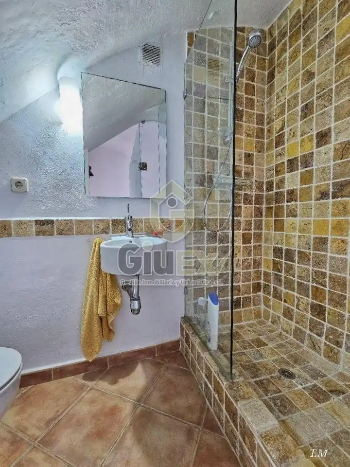Baño de Casa o chalet de alquiler en Cáceres con Calefacción, Terraza y Amueblado
