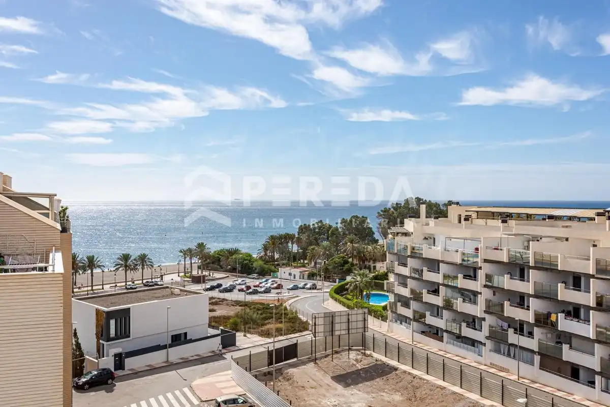 Vista exterior de Ático en venta en Roquetas de Mar con Aire acondicionado, Terraza y Piscina comunitaria