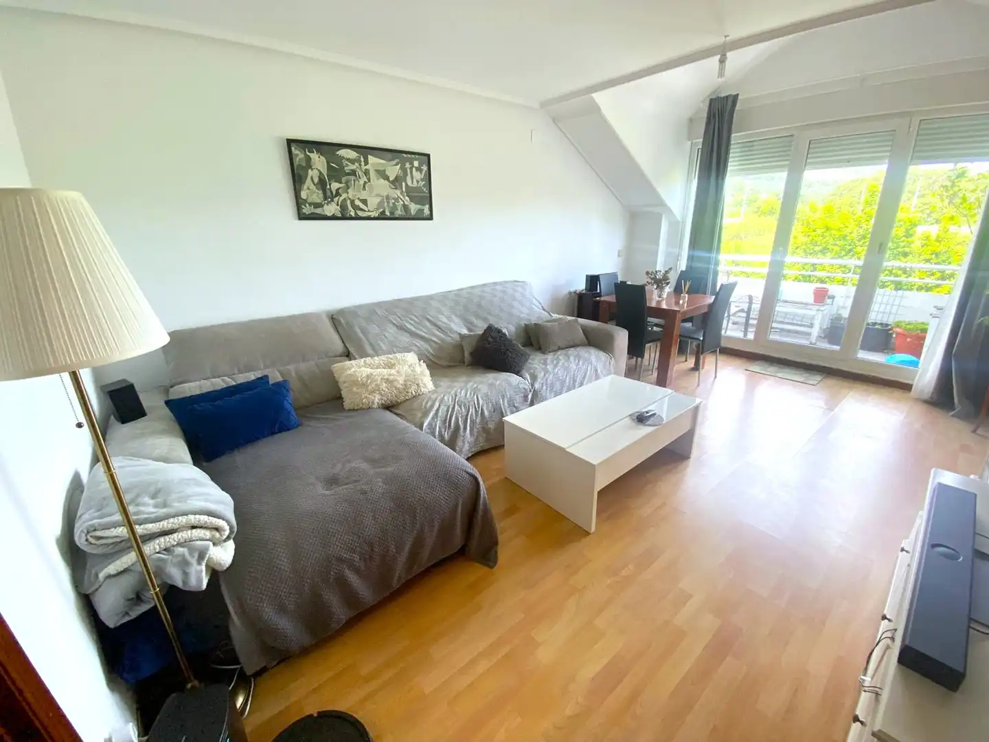 Wohnzimmer von Dachboden zum Verkauf in Castro-Urdiales mit Heizung, Privatgarten und Parkett