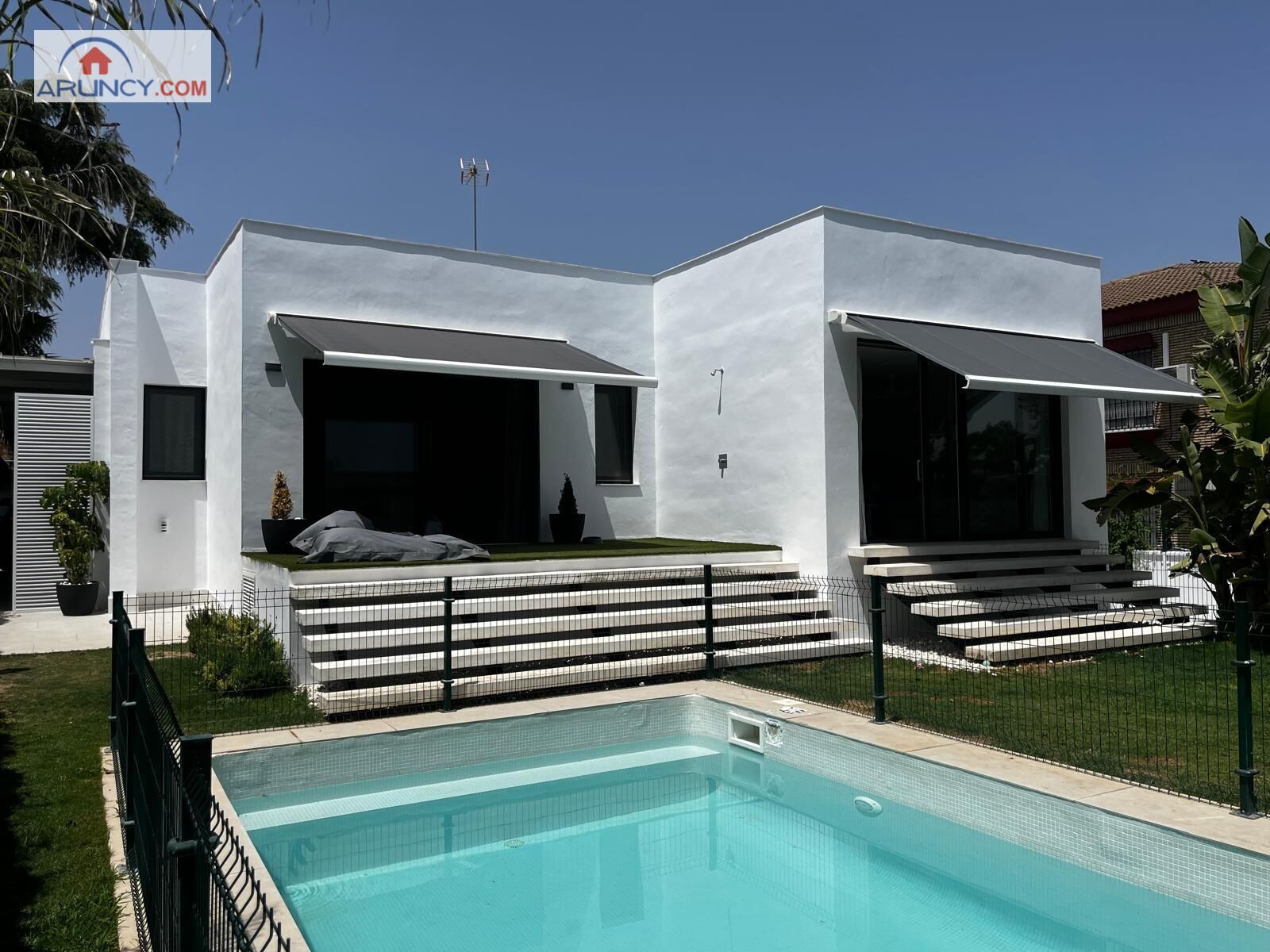 Vista exterior de Casa o xalet de lloguer en Mairena del Aljarafe amb Aire condicionat i Piscina
