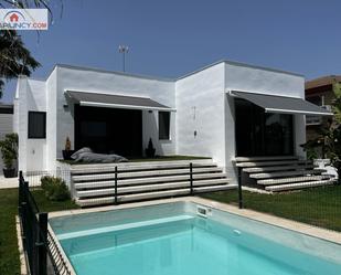 Vista exterior de Casa o xalet de lloguer en Mairena del Aljarafe amb Aire condicionat i Piscina