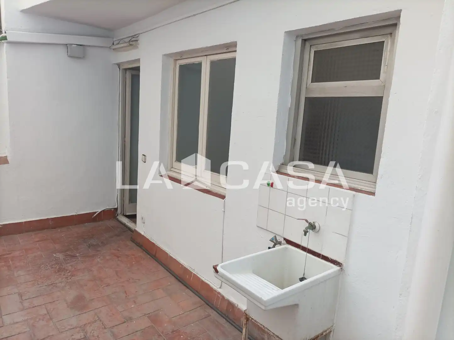 Piso en venta en Santa Coloma de Gramenet con Calefacción, Terraza y Trastero