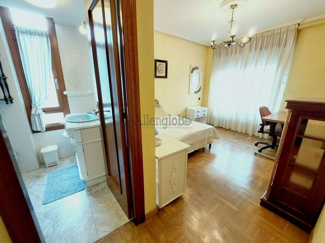 Bedroom of Flat to rent in Oviedo   with Heating