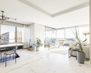 Sala d'estar de Apartament en venda en  Barcelona Capital amb Piscina, Balcó i Sauna