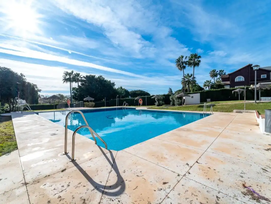 Piscina de Pis en venda en Mijas amb Aire condicionat, Calefacció i Jardí privat