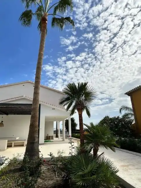 Vista exterior de Casa o xalet en venda en Vélez-Málaga amb Aire condicionat, Calefacció i Jardí privat