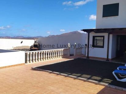 Exterior view of Single-family semi-detached for sale in Yaiza  with Terrace and Swimming Pool