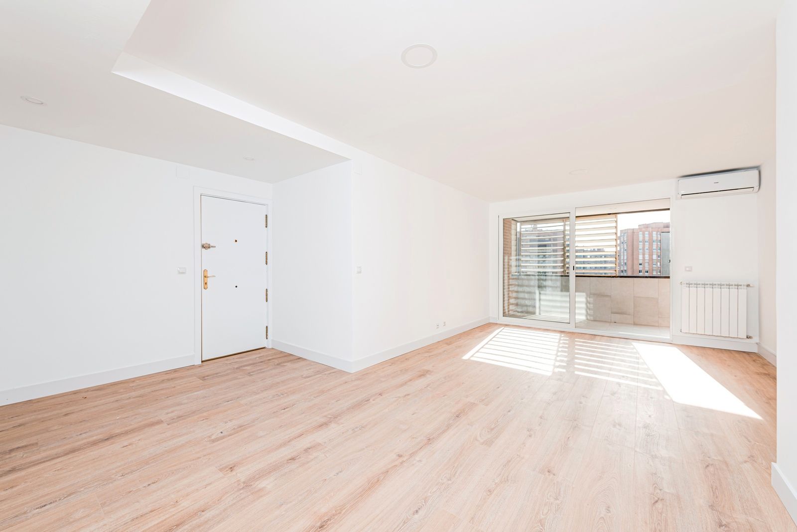 Living room of Flat for sale in  Madrid Capital  with Air Conditioner, Parquet flooring and Terrace