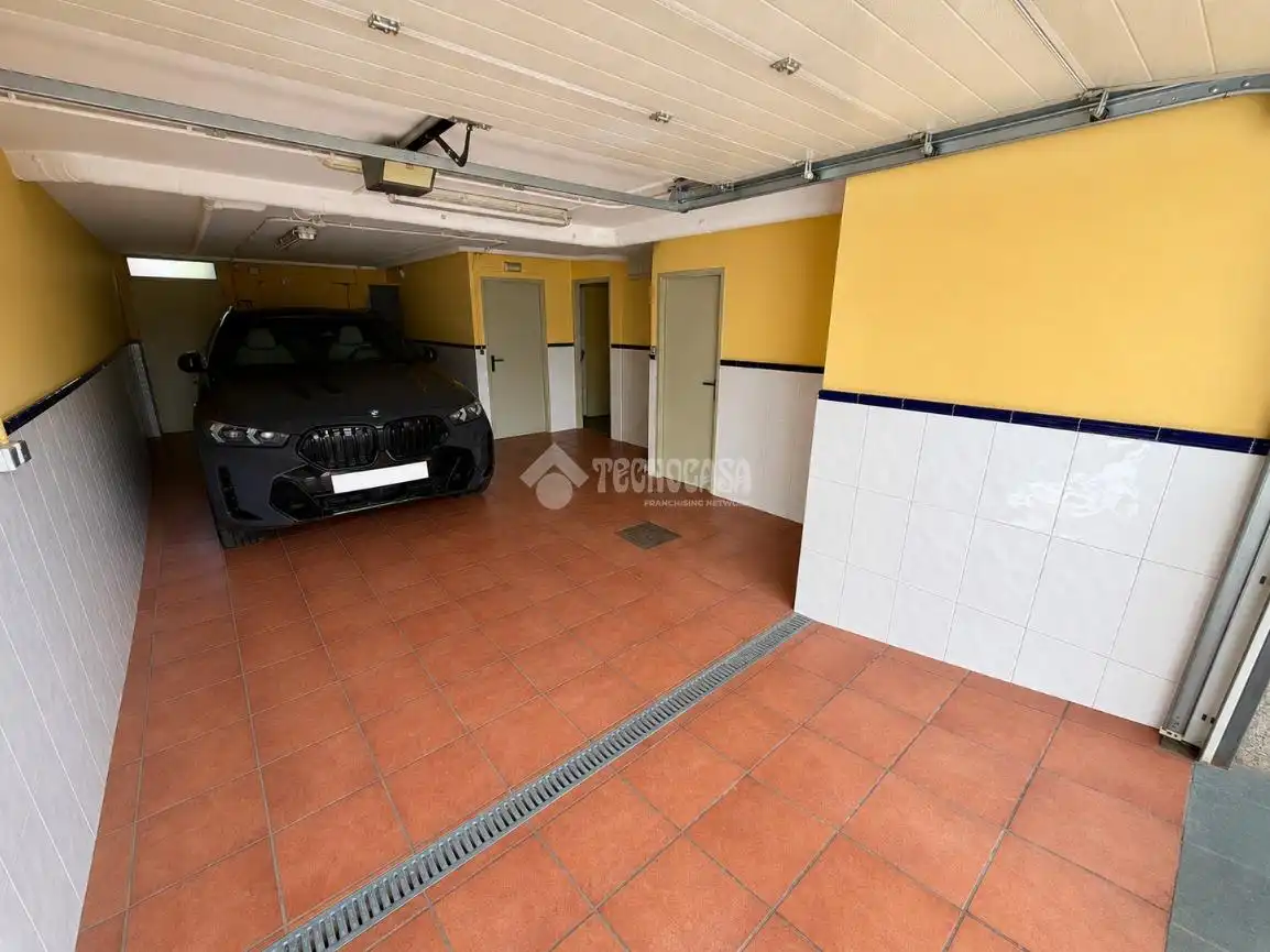 Aparcament de Casa adosada en venda en León Capital  amb Aire condicionat, Calefacció i Terrassa