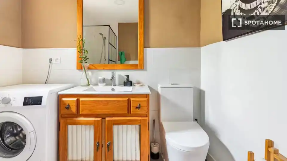 Bathroom of Flat for rent in Torrent  with Air Conditioner, Heating and Furnished