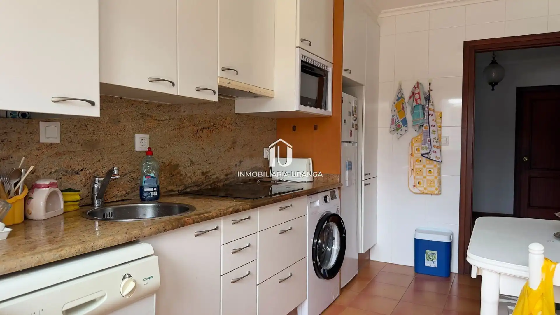 Cocina de Piso en venta en Laredo con Calefacción, Terraza y Piscina comunitaria