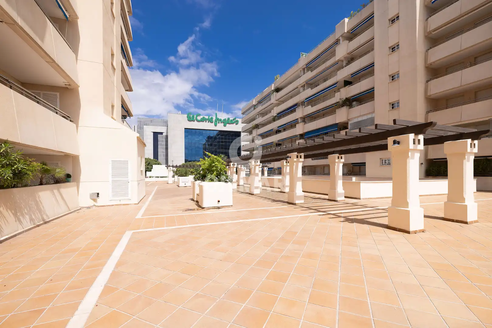 Vista exterior de Pis en venda en Marbella amb Calefacció, Piscina i Balcó