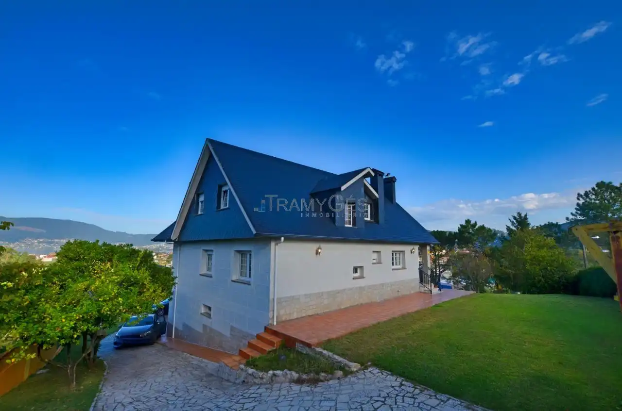 Vista exterior de Casa o xalet en venda en Redondela amb Calefacció, Jardí privat i Terrassa