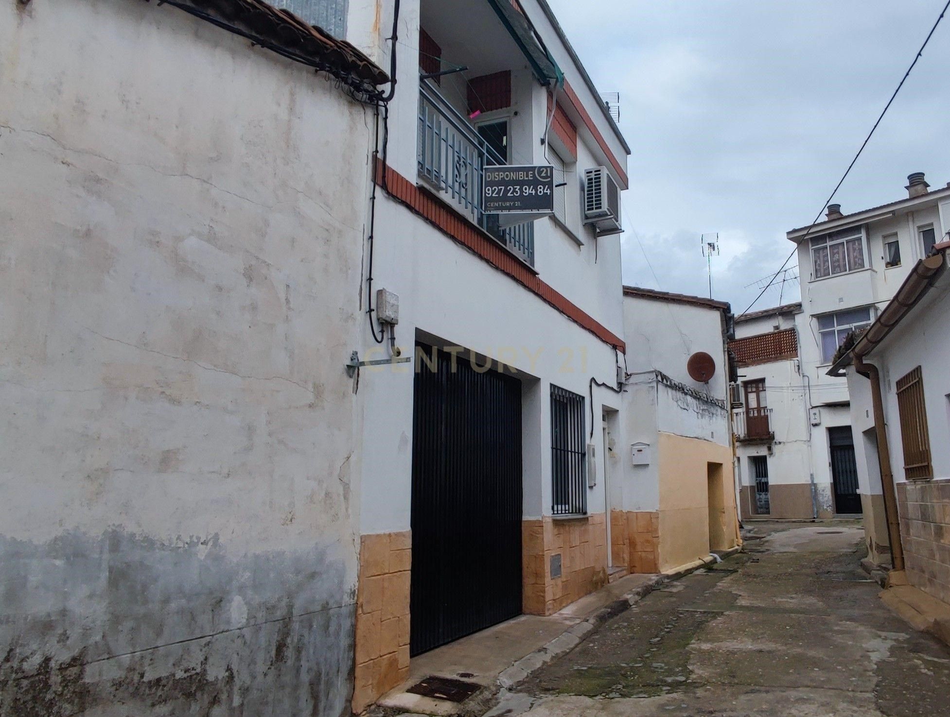 Vista exterior de Casa o xalet en venda en Navalmoral de la Mata amb Aire condicionat i Terrassa