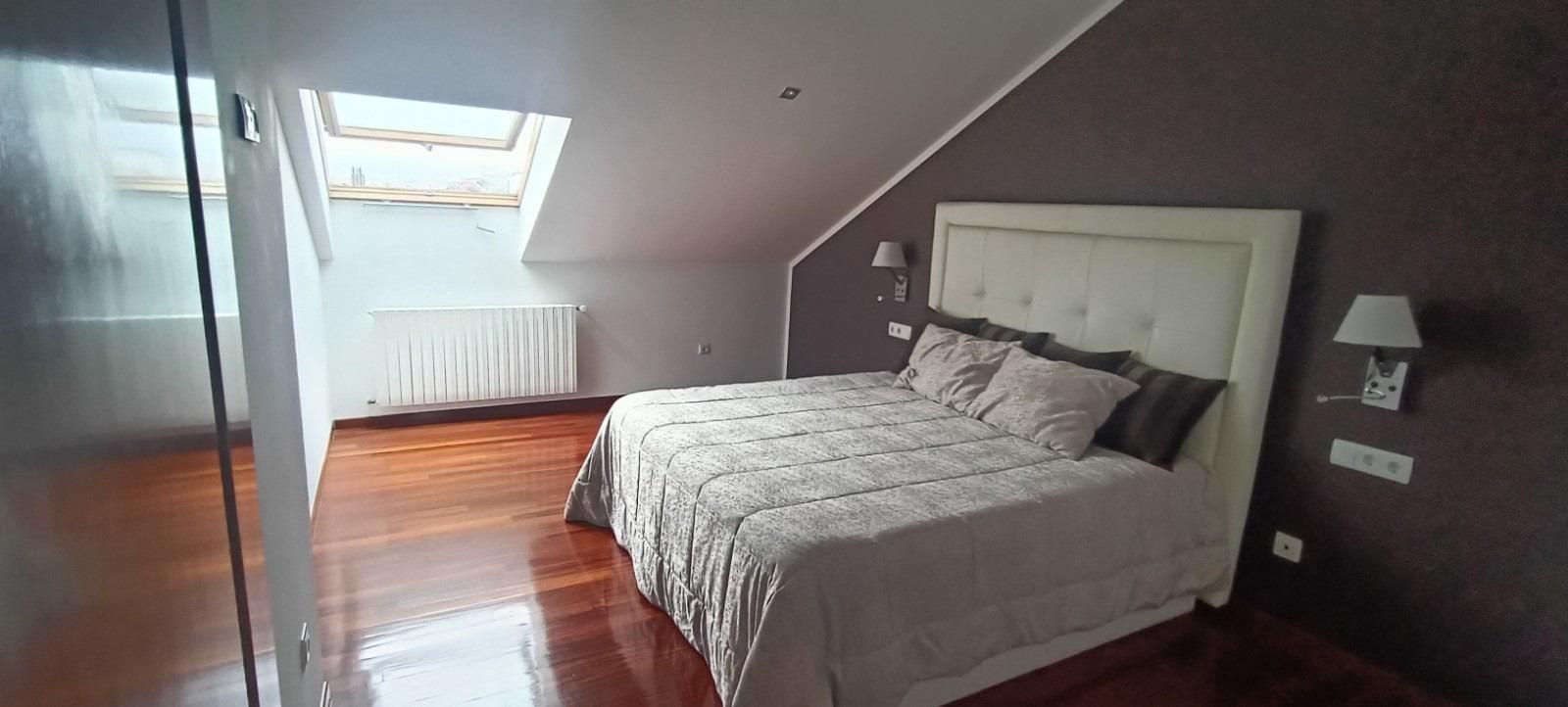 Dormitori de Dúplex de lloguer en Ourense Capital  amb Calefacció, Terrassa i Balcó